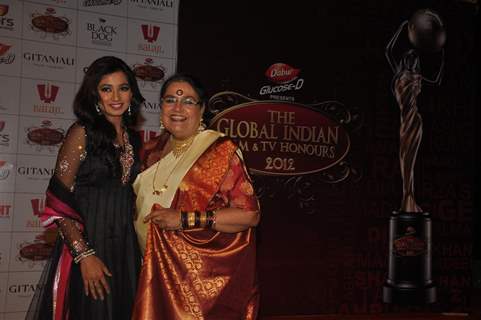 Shreya Ghoshal and Usha Uthup at Global Indian Film & TV Honours Awards 2012
