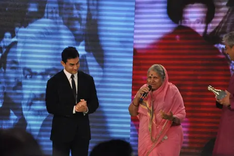 Aamir Khan honouring social worker Sindhutai Sakpal at CNN IBN Heroes Awards