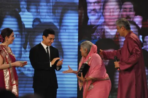 Neeta Ambani and Aamir Khan honouring social worker Sindhutai Sakpal at CNN IBN Heroes Awards