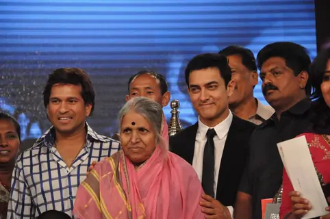 Sachin Tendulkar and Aamir Khan with Sindhutai Sakpal at CNN IBN Heroes Awards