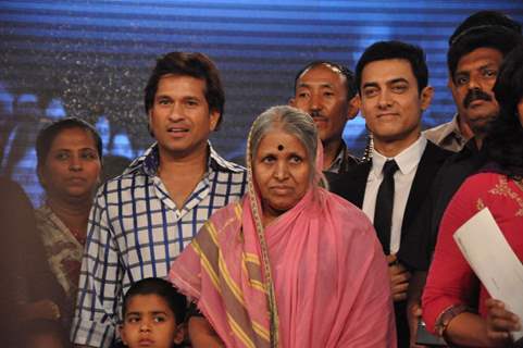 Sachin Tendulkar and Aamir Khan with Sindhutai Sakpal at CNN IBN Heroes Awards