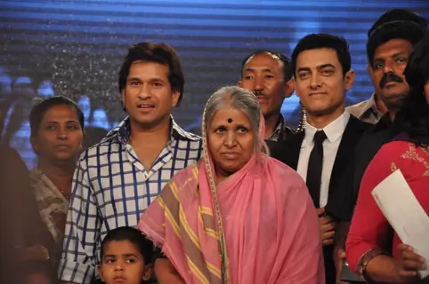 Sachin Tendulkar and Aamir Khan with Sindhutai Sakpal at CNN IBN Heroes Awards