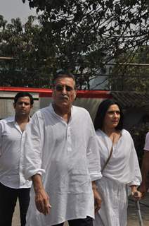 Vinod Khanna at Mona Kapoor's funeral at Pawan Hans
