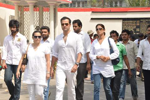 Rohit Roy and Neelam Roy at Mona Kapoor's funeral at Pawan Hans