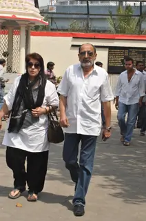 Tinu Anand at Mona Kapoor's funeral at Pawan Hans