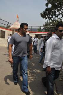 Salman Khan at Mona Kapoor's funeral at Pawan Hans