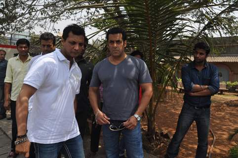 Salman Khan at Mona Kapoor's funeral at Pawan Hans