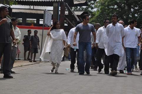 Salman Khan and Arpita Khan at Mona Kapoor's funeral at Pawan Hans