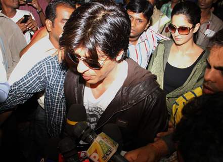 Shahrukh & Katrina arrived at Mumbai airport from London