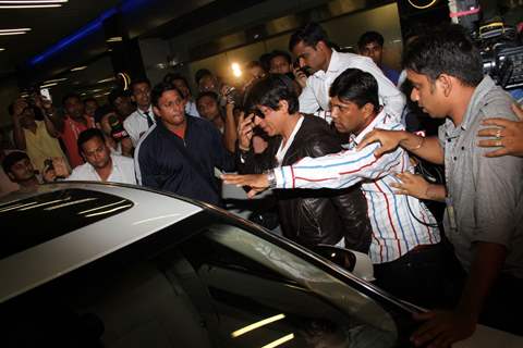 Shahrukh Khan arrived at Mumbai airport from London