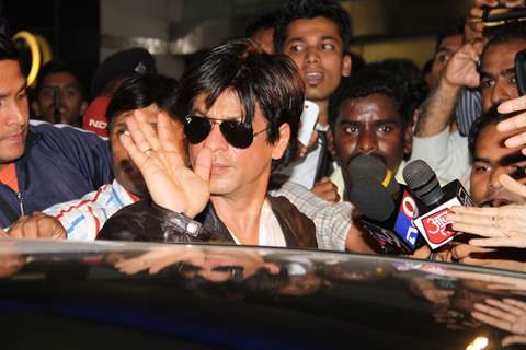 Shahrukh arrived at Mumbai airport from London