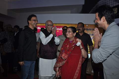 Vidhu Vinod Chopra, Sharman Joshi with L K Advani at premiere of film Parinda at PVR