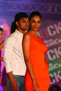 Cast of 'Housefull 2' walks the ramp for Aki Narula