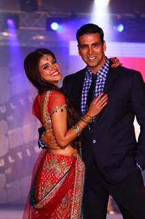 Cast of 'Housefull 2' walks the ramp for Aki Narula