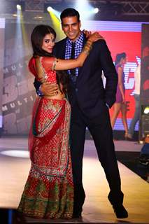 Cast of 'Housefull 2' walks the ramp for Aki Narula