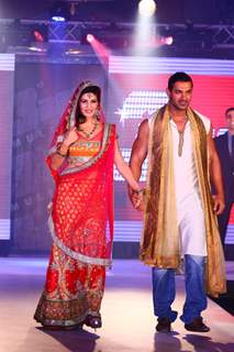 Cast of 'Housefull 2' walks the ramp for Aki Narula