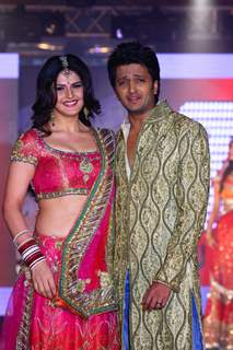 Cast of 'Housefull 2' walks the ramp for Aki Narula