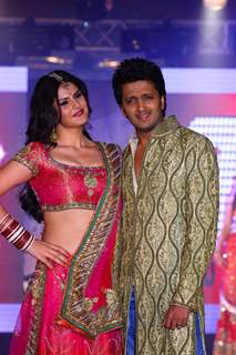 Cast of 'Housefull 2' walks the ramp for Aki Narula