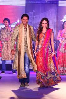 Cast of 'Housefull 2' walks the ramp for Aki Narula