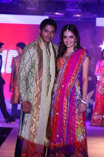 Cast of 'Housefull 2' walks the ramp for Aki Narula