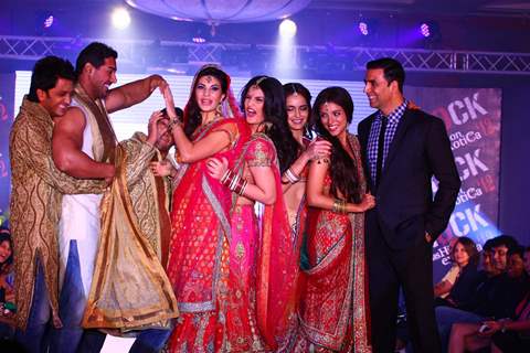 Cast of 'Housefull 2' walks the ramp for Aki Narula