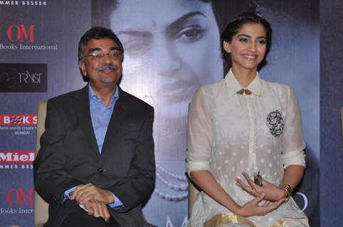 Sonam Kapoor launches Khalid Mohamed's book Two Mothers and Other Stories at Tryst Lounge in Phoenix Mills, Mumbai