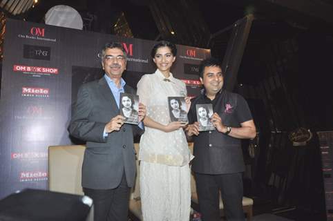 Sonam Kapoor launches Khalid Mohamed's book Two Mothers and Other Stories at Tryst Lounge in Phoenix Mills, Mumbai