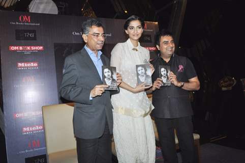 Sonam Kapoor launches Khalid Mohamed's book Two Mothers and Other Stories at Tryst Lounge in Phoenix Mills, Mumbai