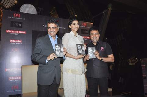 Sonam Kapoor launches Khalid Mohamed's book Two Mothers and Other Stories at Tryst Lounge in Phoenix Mills, Mumbai