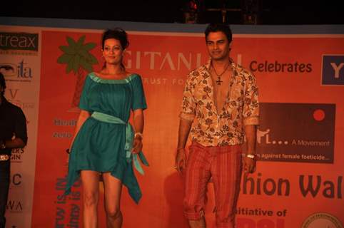 Jasveer Kaur and Amit Dholawat at GR8! Fashion Walk for the Cause Beti by Television Sitarre