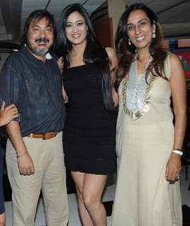Shweta Tiwari, Tony and Deeya Singh at 100 episodes celebration of Parvarish kuch khatti kuch meethi