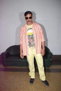 Akshay Kumar on the sets of Dance India Dance to promote Rowdy Rathore