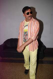 Akshay Kumar on the sets of Dance India Dance to promote Rowdy Rathore