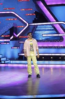 Akshay Kumar promotes Rowdy Rathore on Dance India Dance Season 3 sets at Famous Studios in Mahalaxmi, Mumbai