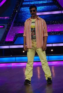 Akshay Kumar promotes Rowdy Rathore on Dance India Dance Season 3 sets at Famous Studios in Mahalaxmi, Mumbai