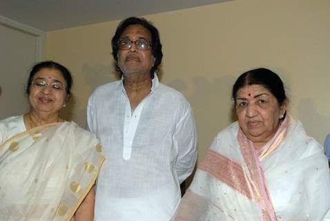 Mangeshkar family in press conference at their residence Prabhu Kunj for master Dinanath awards announcement. .