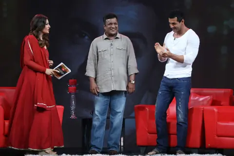 Raveena Tandon, Sanjay Gupta and John Abraham on the sets of Isi Ka Naam Zindagi