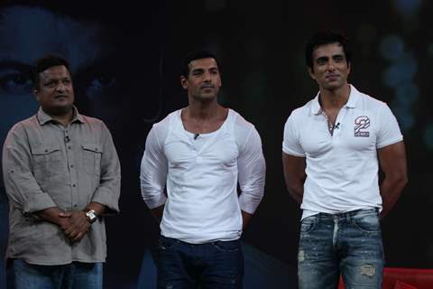 Sanjay Gupta, Sonu Sood and John Abraham on the sets of Isi Ka Naam Zindagi