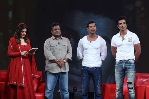 Raveena Tandon, Sanjay Gupta, Sonu Sood and John Abraham on the sets of Isi Ka Naam Zindagi