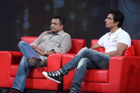 Sonu Sood and Sanjay Gupta on the show Isi Ka Naam Zindagi