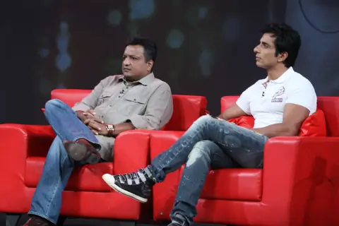 Sonu Sood and Sanjay Gupta on the show Isi Ka Naam Zindagi