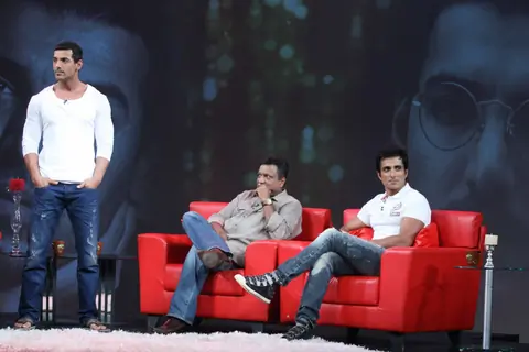 Sonu Sood, Sanjay Gupta & John Abraham on the set of Isi Ka Naam Zindagi