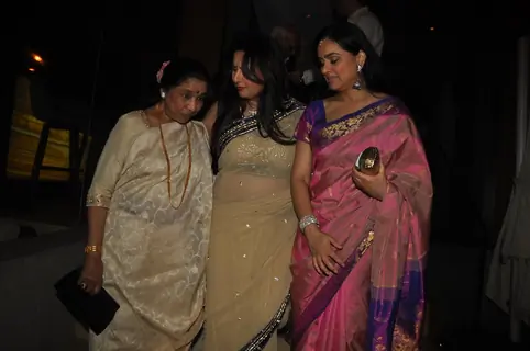 Asha Bhosle and Padmini Kolhapure with Poonam Dhillon at Poonam Dhillon's Birthday Bash