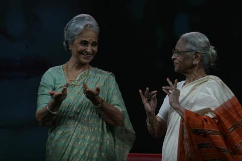 Waheeda Rehman on the sets of Isi Ka Naam Zindagi