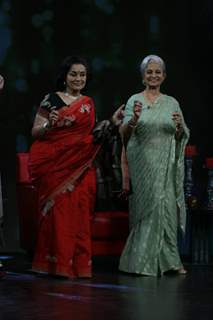 Waheeda Rehman and Asha Parekh on the sets of Isi Ka Naam Zindagi