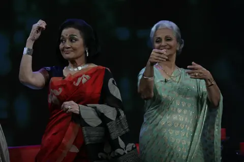 Waheeda Rehman and Asha Parekh on the sets of Isi Ka Naam Zindagi