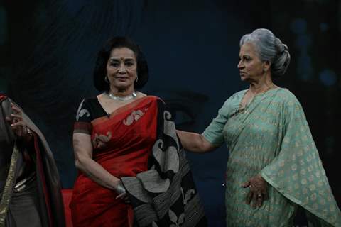 Waheeda Rehman and Asha Parekh on the sets of Isi Ka Naam Zindagi