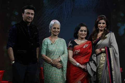 Anu Malik, Waheeda Rehman, Asha Parekh and Raveena Tandon on the sets of Isi Ka Naam Zindagi