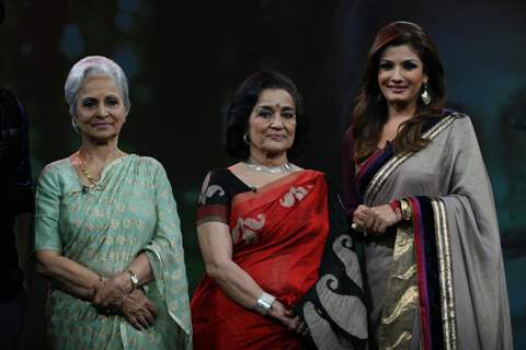 Waheeda Rehman, Raveena Tandon and Asha Parekh on the sets of Isi Ka Naam Zindagi