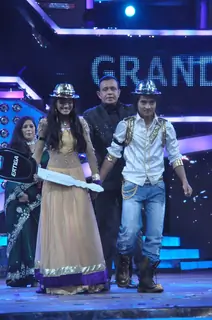 Rajasmita Kar, Pradeep Gurune, Mithun Chakraborty & Geeta Kapur at Dance India Dance grand finale